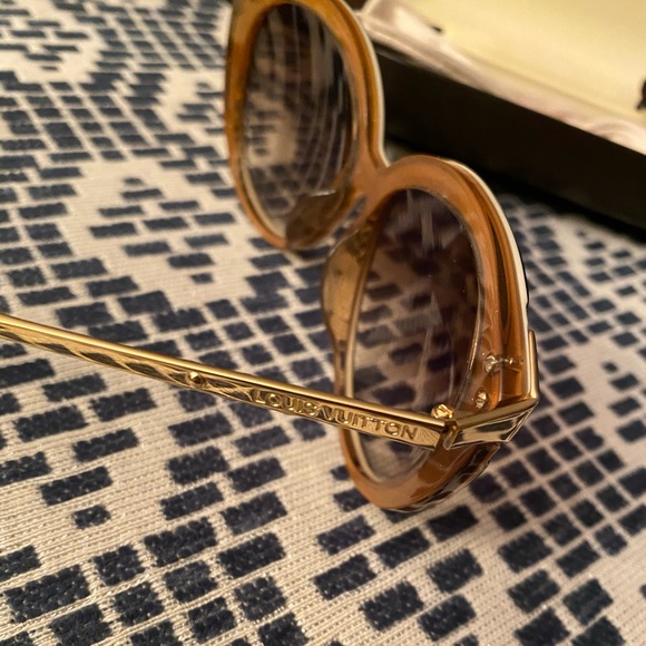 ๐ฆ LV Amber Cat Eye Sunglasses - Picture 4 of 15